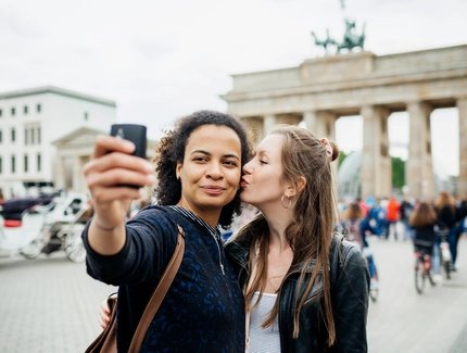 Lesbisches Paar macht Selfie vorm Brandenburger Tor