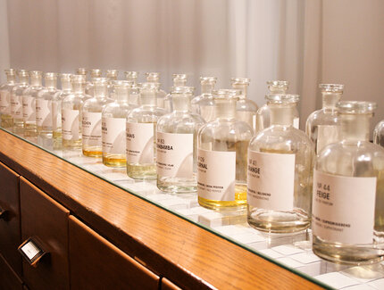 Bouteilles de parfum dans la boutique Frau Tonis Parfum à Berlin 