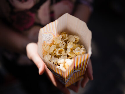 Popcorn Packung im Kino