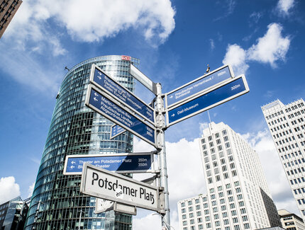 panneaux indicateurs sur la Potsdamer Platz à Berlin