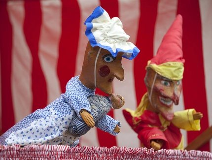 Zwei Puppen im Puppentheater