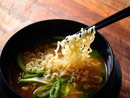 Ramen: leckere japanische Suppe in einer Schüssel