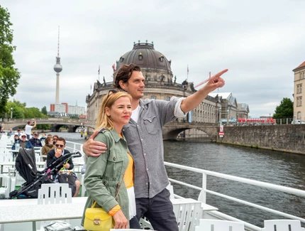 Ein Paar auf einer Schiffstour mit der Reederei Winkler in Berlin