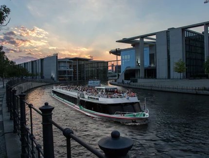 Schiff der Reederei Winkler im Reichtagsviertel