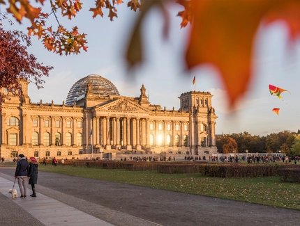 Der Berliner Reichstag im Herbst