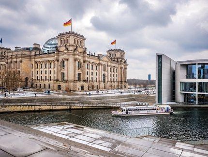 An der Spree im Regierungsviertel im Winter.