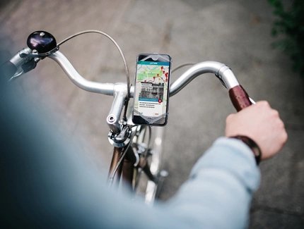 Fahrradroute Kriegsende - Mockup Fahrrad mit Handy