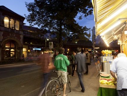 I fruttivendoli alla stazione di Schlesisches Tor di notte