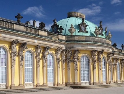 Palazzo Sanssouci a Potsdam, vicino a Berlino, alla luce del sole