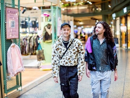 Zwei Freunde beim Shopping im Bikini Berlin 
