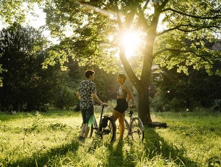 Fahrradfahrer im Park/Wald