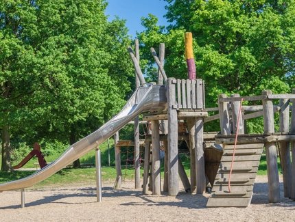 Spielgerüst mit Rutsche 