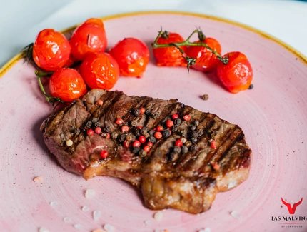 Bistec con tomates a la parrilla