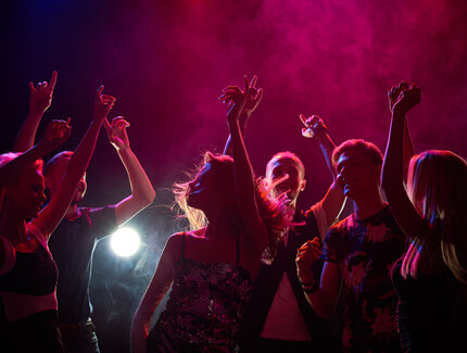 Club in Berlin: Menschen auf der Tanzfläche in rotem Licht