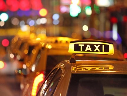 Taxen warten nachts in Reihe