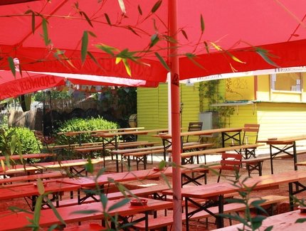Außenbereich Biergarten Schleusenkrug Bänke und Schirm 
