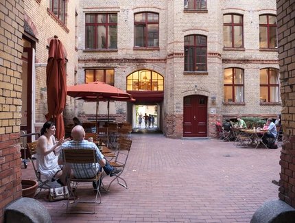 Straßencafe in einem Hinterhof in der Sophienstraße Berlin