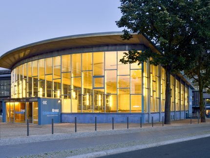 Tränenpalast Berlin am Abend