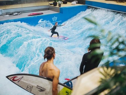 Surfer im Wellenwerk Berlin