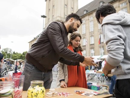 Mercado de pulgas en el ayuntamiento de Schöneberg en Berlìn