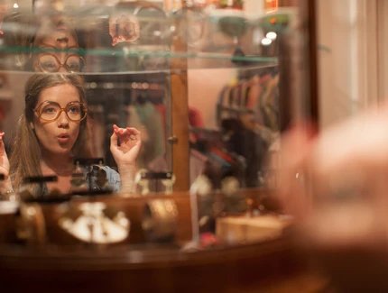 Junge Frau mit Vintage Sonnenbrille