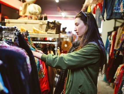Mädchen beim Vintage- und Second Hand-Shopping