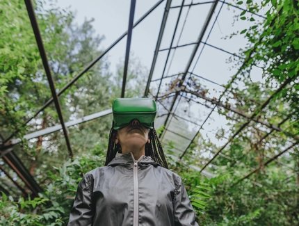 VR Brille im Gewächshaus