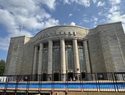 Volksbad vor der Volksbühne am Rosa Luxemburg Platz