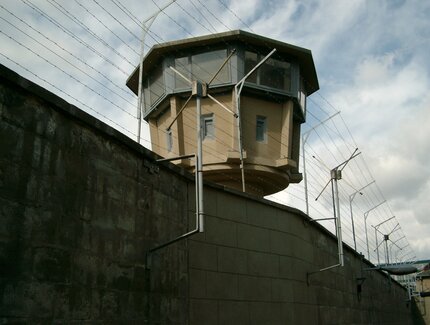 Wachturm des ehemaligen Stasi-Gefängnisses, heute Gedenkstätte Berlin-Hohenschönhausen