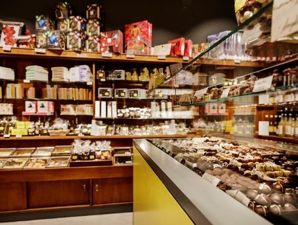 Innenraum der Walter Confiserie Schokoladenhaus mit Pralinen und Schokolade