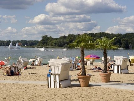 Palmen und Strandkörbe am Strandbad Wannsee Berlin