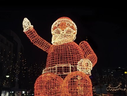 Erleuchteter Weihnachtsmann am Kudamm