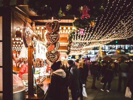 Weihnachtsmarktbesucher am Alexanderplatz