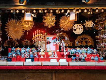 Weihnachtsdekoration auf dem Weihnachtsmarkt