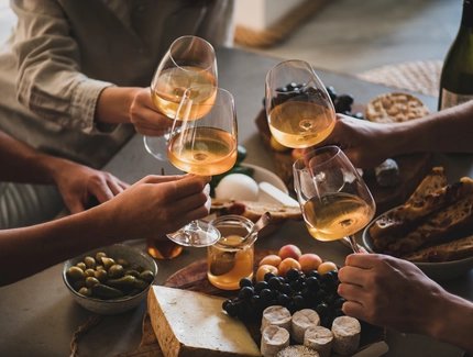 Anstoßen mit Wein