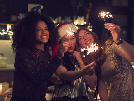 Clubs & Nightlife in Berlin: Playful young women with sparklers