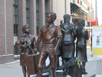 Gruppe von fünf lebensgroßen Kindern (Bronzeskulptur) des Künstlers Frank Meisler 