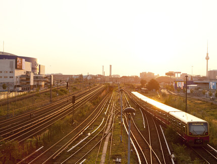 Liaison avec le S-Bahn : vue depuis le pont de Warschau à la gare de l'Est au coucher du soleil