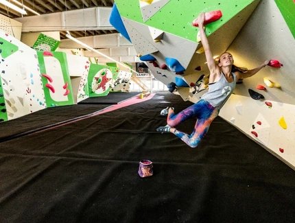 Bouldering at ostbloc en Berlin: On the climbing wall