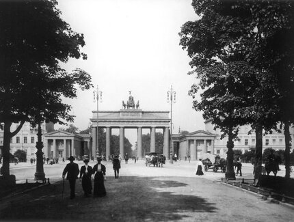 Fotografia in bianco e nero della Porta di Brandeburgo di Berlino 1907