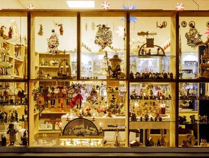 Schaufenster des Erzgebirgische Volkskunst Münzberg mit kunstvoller Holzdekoration aus Handarbeit