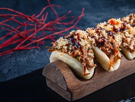 Streetfood_Gua Bao Burger, gedämpfte Teigtasche mit Ente. Ein Japanisches Fastfood