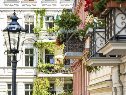 Grün bepflanzte Balkone in Kreuzberg