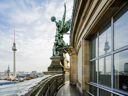 Blick vom Berliner Dom über die kulturelle Mitte Berlins mit Fernsehturm