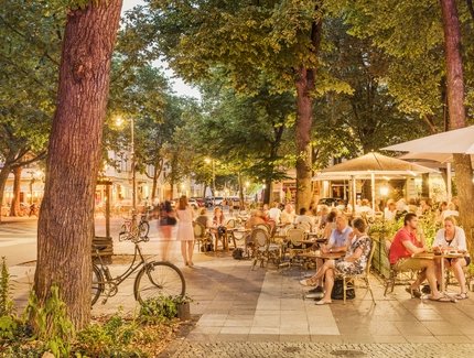 Caffè sulla Ludwigkirchplatz a Berlino in estate