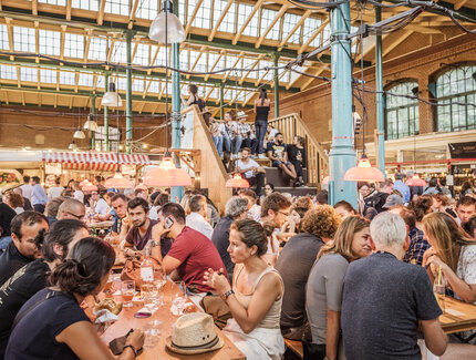 Many visitors in the Markthalle Neun at Streetfood Thursday