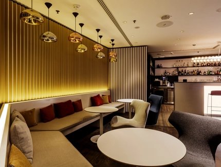 15-Min-Stadt-Hotel_NH_Collection_Berlin_Friedrichstrasse_bar del hotel