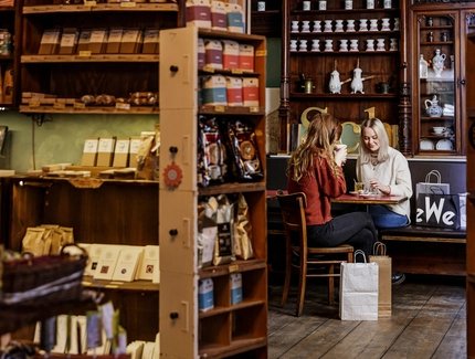 Two women sitting in Café Winterfeldt Schokoladen in Berlin 