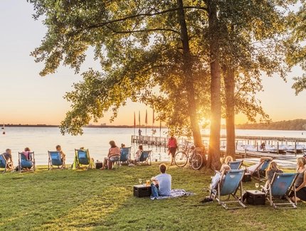 Atmósfera relajada en las tumbonas del Müggelsee de Berlín al atardecer