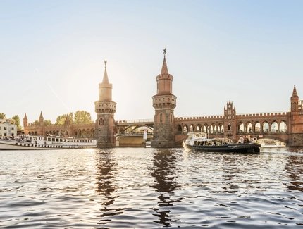 Boote auf der Spree an der Oberbaumbrücke in Berlin Kreuzberg